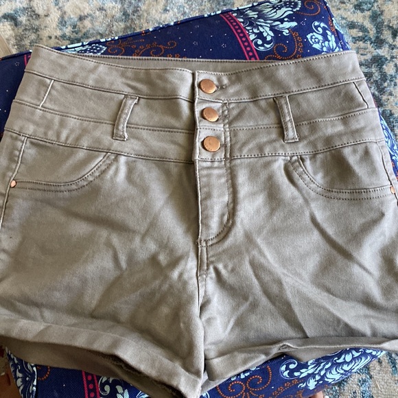 Refuge tan stretchy high waisted shorts size 8 - Picture 3 of 5
